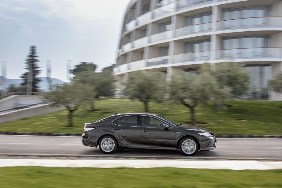  Toyota Camry Hybrid 2019 года  (EU) (фото 38 из 45)